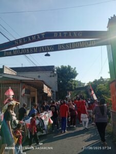 Ratusan Warga Rt. 03 Rw. 01 Sidomojo Krian Jalan Sehat Memperingati Hut Ri Ke 80