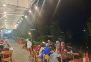 Gresik Punya Destinasi Kuliner Malam, Tanatuju Suguhkan Makanan Umkm, Live Music, Dan Panorama Lampu Kota Memukau.