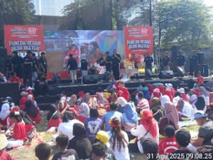 Bahu-Membahu Dan Kebersamaan Terjalin Dalam Jalan Sehat Hut Ri Ke-80 Di Desa Kletek Kecamatan Taman.