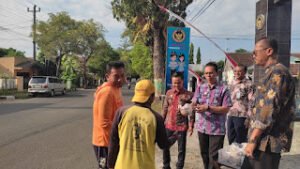 Lapas Kelas Iib Pati Dekatkan Diri Dengan Penduduk  Melalui Acara Sabtu Berkah Dengan Membagikan 100 Paket Snack.